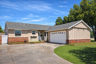 Building Photo - Beautiful 4 bed 3 bathroom