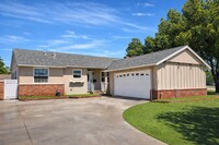 Building Photo - Beautiful 4 bed 3 bathroom