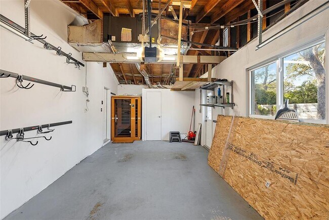 Building Photo - 5080 Oaklawn Ln