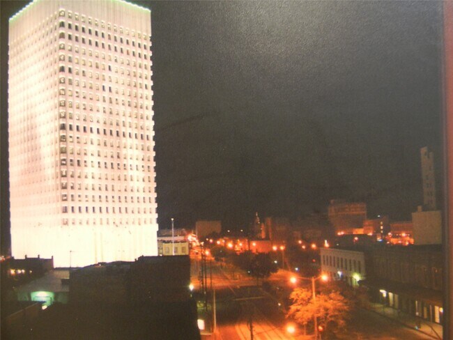 Building Photo - 100 20th St