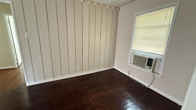 Building Photo - 4402 Roseland St