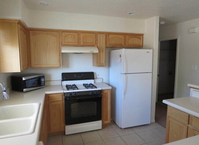 Building Photo - "Well-Kept 3 Bedroom 2 bathroom Villa Chap...