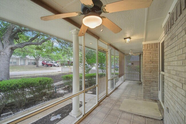 Building Photo - 1300 Leah Ln