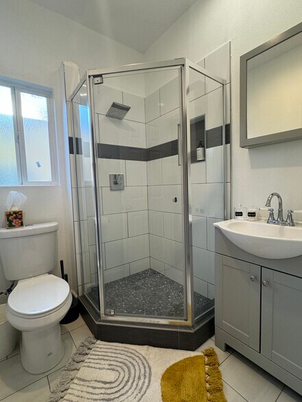 Building Photo - 5827 Rose Ave