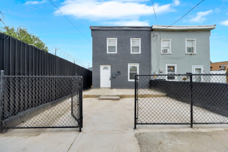 Building Photo - 1313 Adams St
