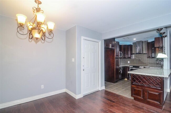 Building Photo - 2832 S Bartell Dr