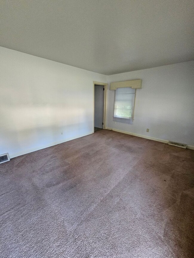 Building Photo - 3 BR near Parkside Park!