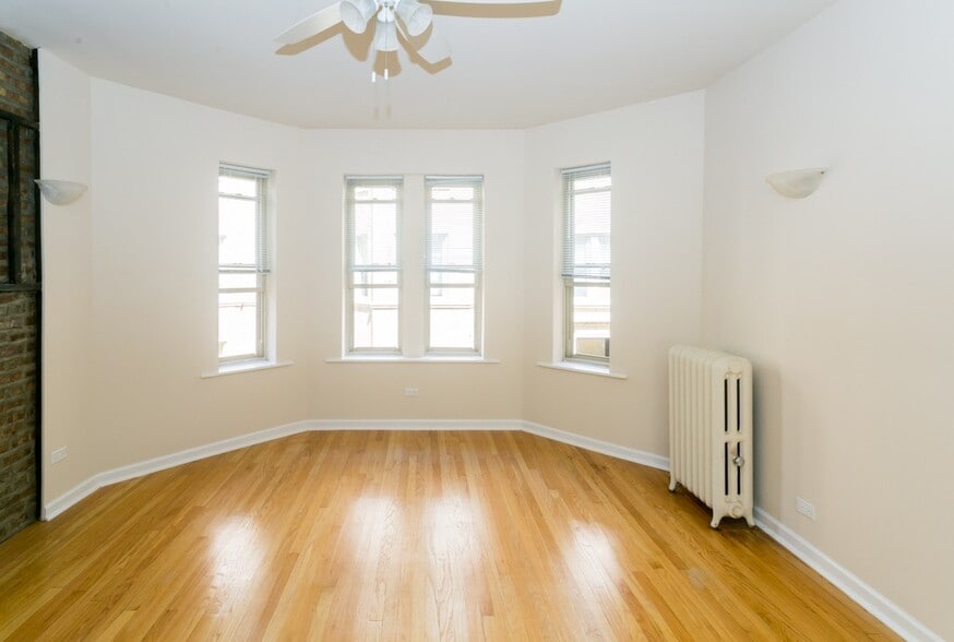 Building Photo - 4232 N Paulina