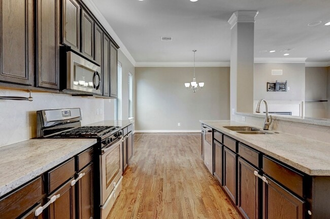 Building Photo - 8906 Lakeshore Bend Dr