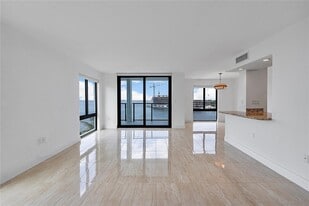 Building Photo - 1600 S Bayshore Ln