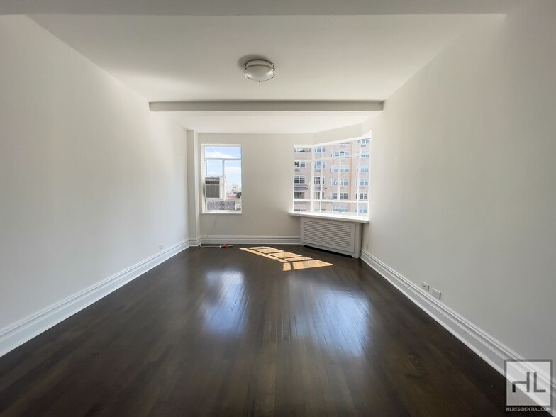Building Photo - 5 AVENUE