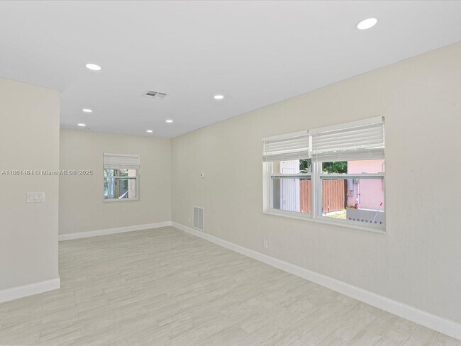 Building Photo - 113 SW 22nd Ave