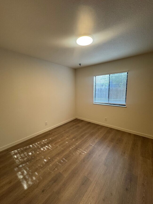 Building Photo - 2409 Candlewood Dr
