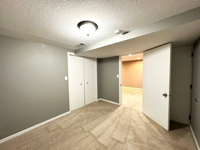 Building Photo - ESTABLISHED NEIGHBORHOOD!!  4 Bedroom, 2 Bath Home in Ankeny