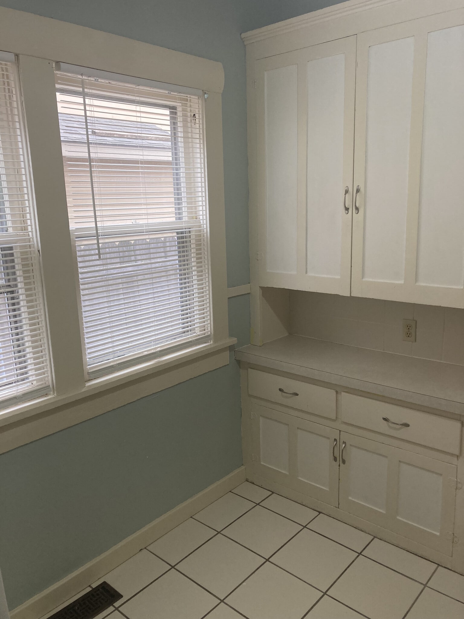 Building Photo - 434 N Topeka Ave