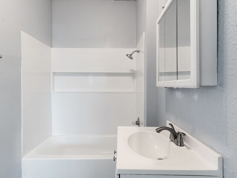 Building Photo - 2212 Myrtle Ave