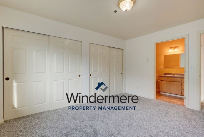 Building Photo - 3 Bed 2 Bath Ground Level Condo