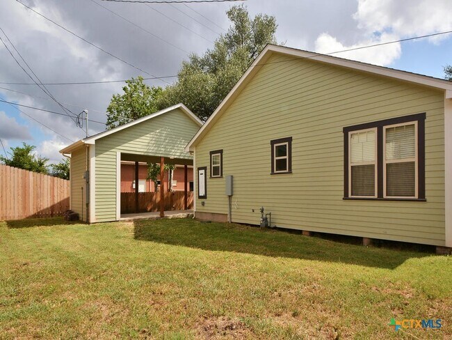 Building Photo - 112 S Cypress Ave