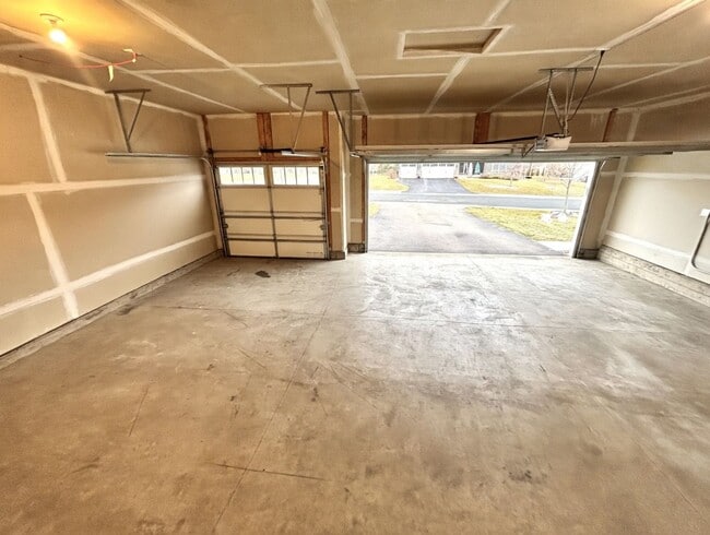 Building Photo - Beautiful 4 Bedroom Single Family Home in Prime Shakopee Neighborhood