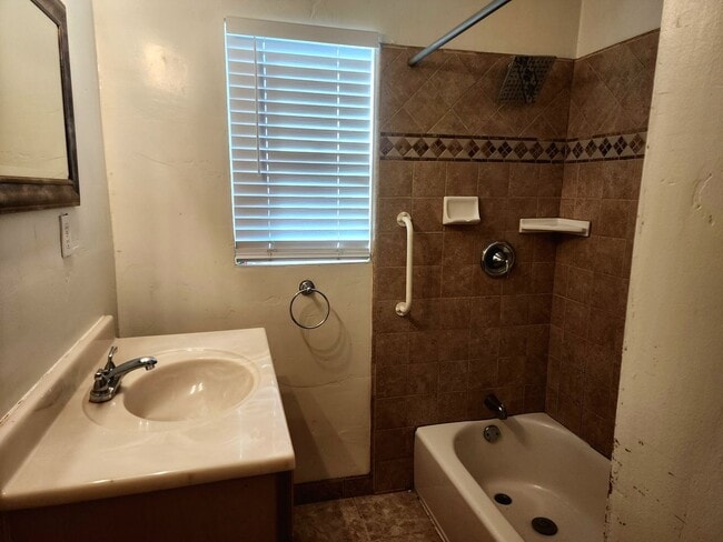 Building Photo - SW-Bakersfield 3 bedrooms 1 baths