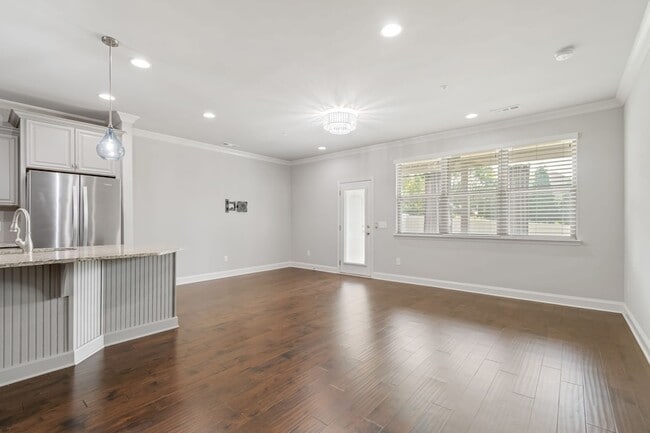 Building Photo - 1444 Channing Dr