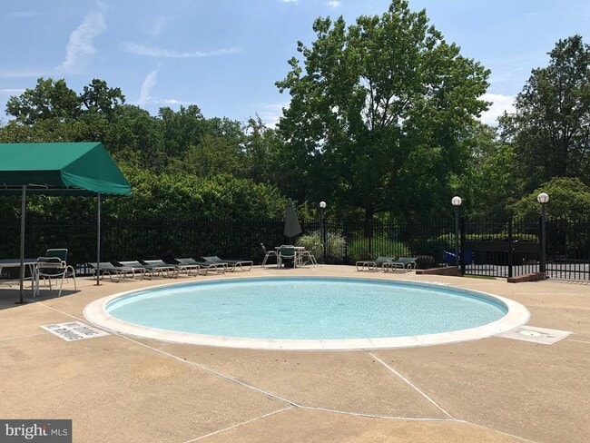 Building Photo - 10926 Bloomingdale Dr