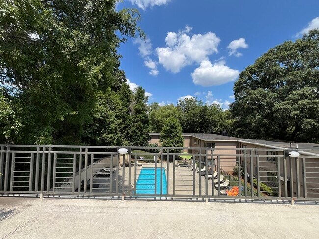 Building Photo - 2427 Vail Ave