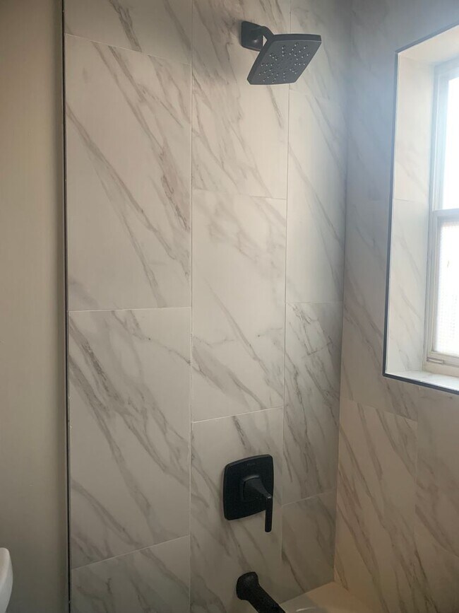 Building Photo - Newly Renovated Unit in Heart of Memphis