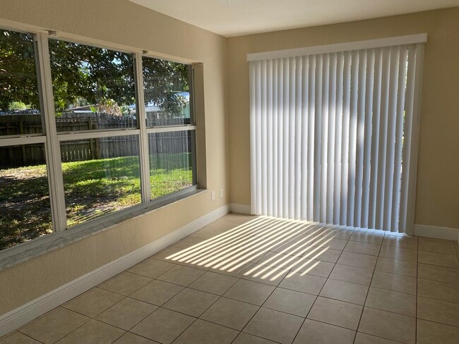 Building Photo - 1681 NW Palm Lake Dr