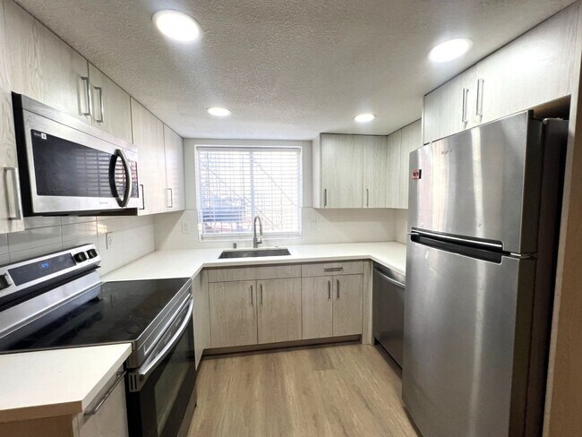 Building Photo - Recently remodeled 2-bed, 2-bath unit for rent in North Las Vegas!