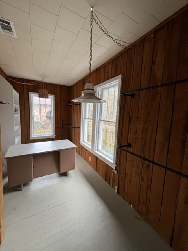 Building Photo - Beautifully rehabbed 4 Bedroom 2 Bath olde...