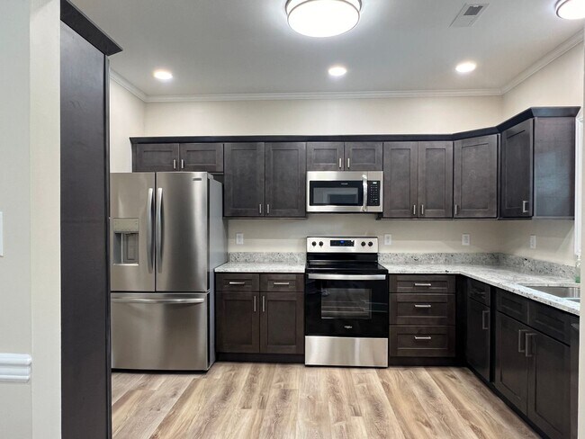 Building Photo - Stunning One Level Home located in central Johnson City!  