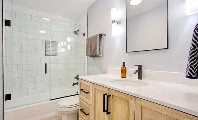 Building Photo - Amazing West LA Location - 2 bd / 2.5 ba T...