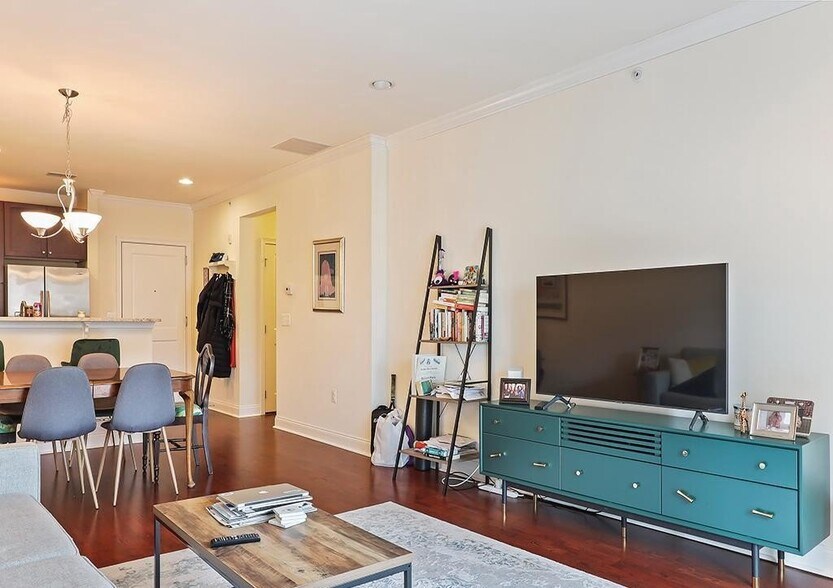 Building Photo - 600 Commodore Court