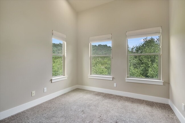 Building Photo - Lovely Hillside Condo on 2222