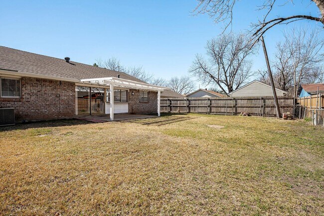 Building Photo - 3-2-2 Beauty Grand Prairie