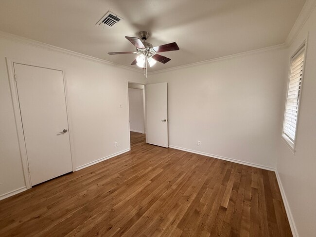 Building Photo - 204 Meadow Ln