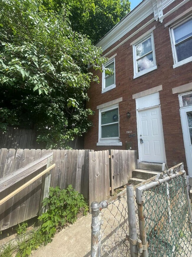 Building Photo - Recently Renovated 3 Bed 1.5 Bath Ready To Move In ASAP
