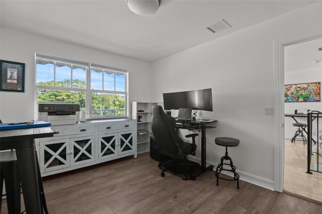 Building Photo - 732 NE 15th Ave