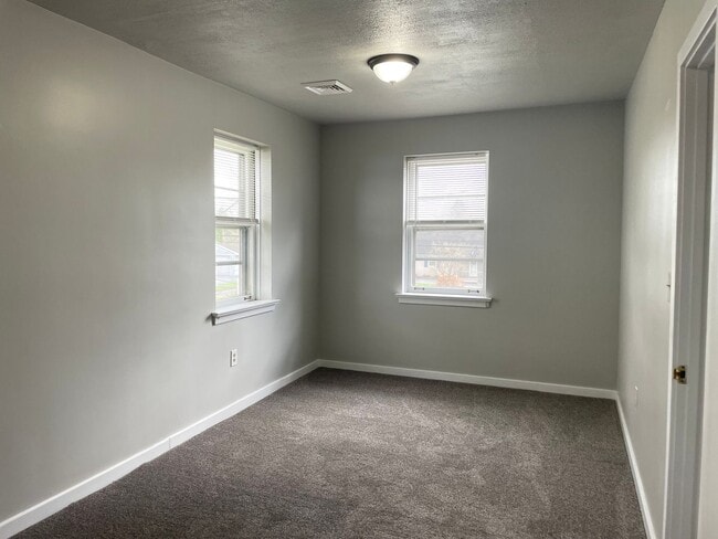 Building Photo - Charming NEWLY RENOVATED 2 Bedroom Apartme...