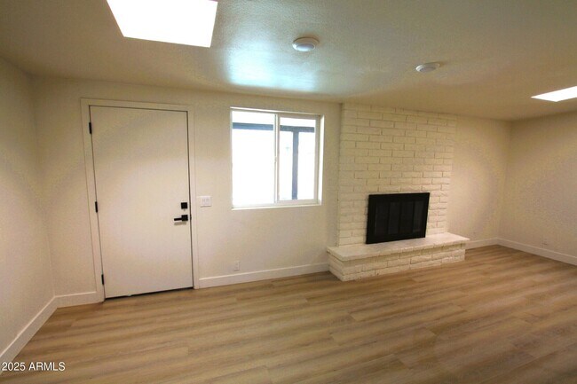 Building Photo - 443 N Sycamore