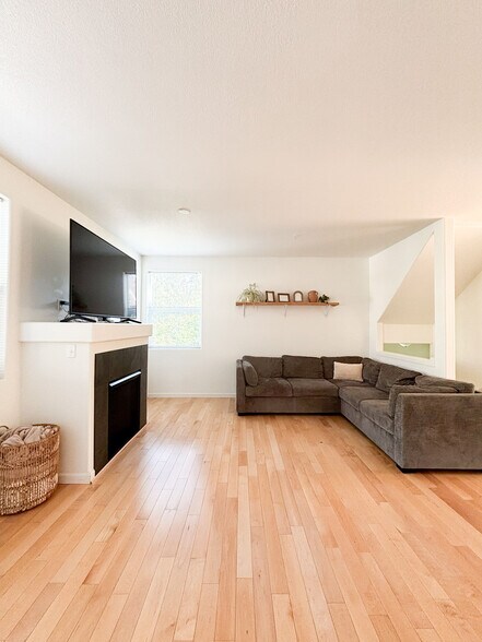 Well lit living room - 15458 SW Mallard Dr