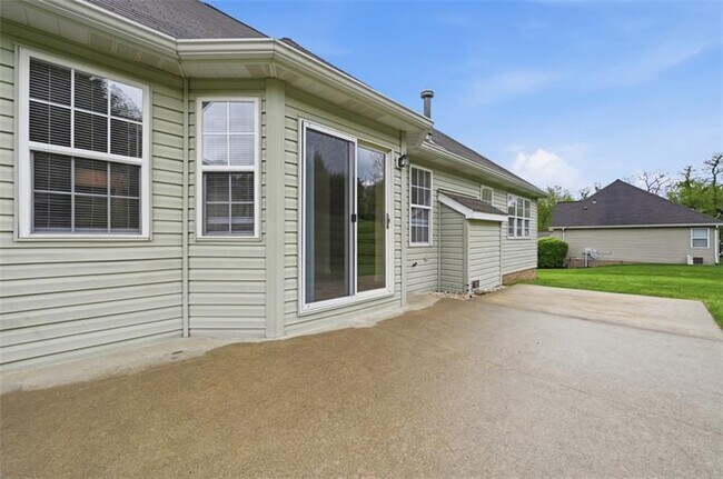 Building Photo - 223 Cottonwood Ln