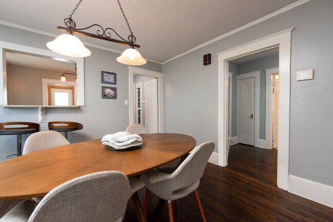 Building Photo - Fully Furnished Super Cute