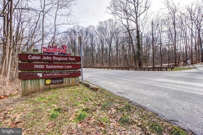 Building Photo - 7400 Lakeview Dr