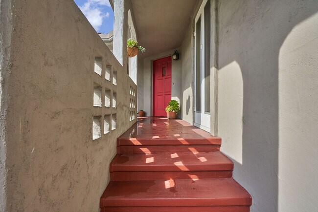 Building Photo - 1237 Hi Point St