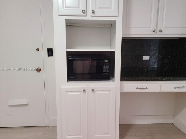 Building Photo - 999 Brickell Bay Dr