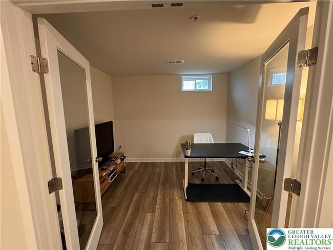 Building Photo - 7505 Clayton Ave