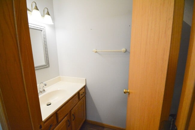 Building Photo - Spacious 2-story townhouse with extra gara...