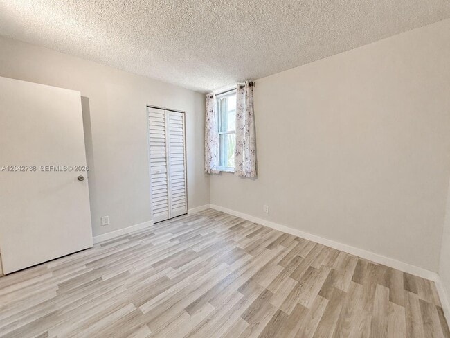 Building Photo - 20200 W Country Club Dr